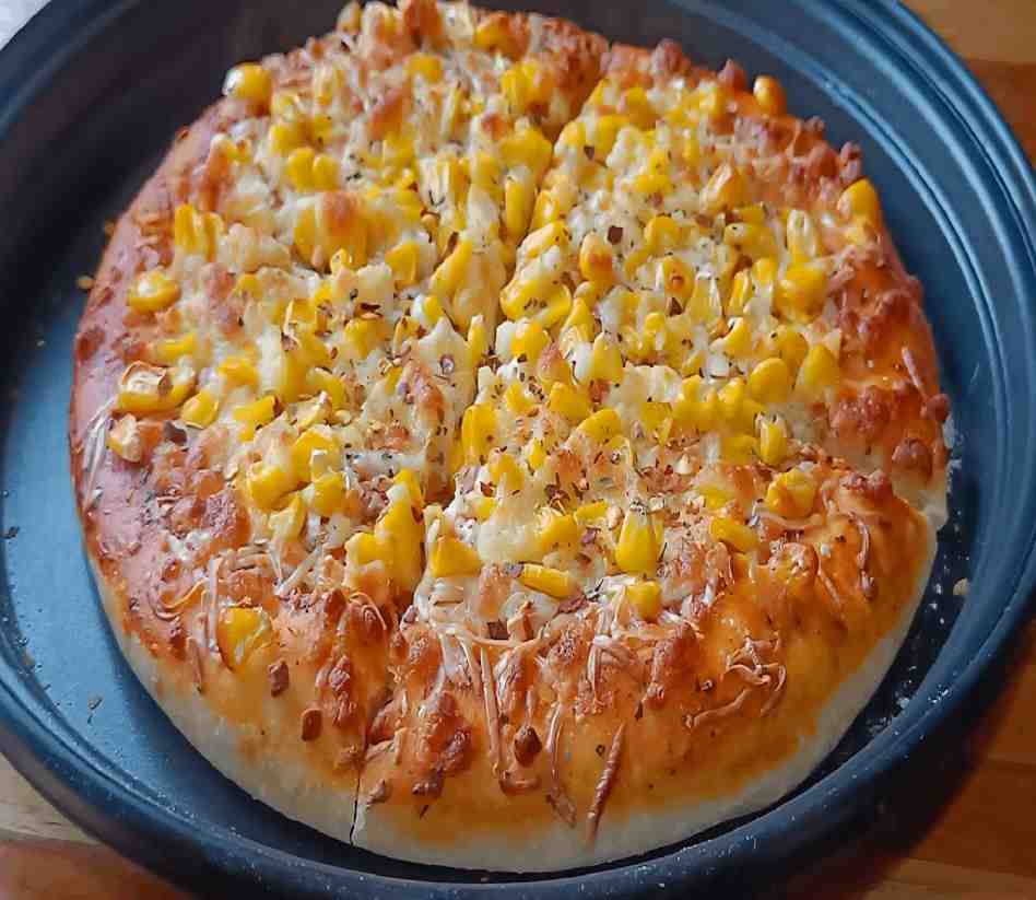 Cheese corn pizza